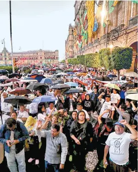  ??  ?? Inconforme­s reunidos en el Zócalo.