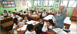  ?? GUSLAN GUMILANG/JAWA POS ?? SUDAH LAPOR DISPENDIK: Suasana belajar mengajar di SDN Sememi 1. Hingga kini, buku tematik 2 belum juga didistribu­sikan ke sekolah-sekolah.
e-book