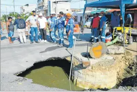  ?? NÉSTOR MENDOZA / EXPRESO ?? Queja. Debajo del socavón hay aguas que huelen mal y están sucias.