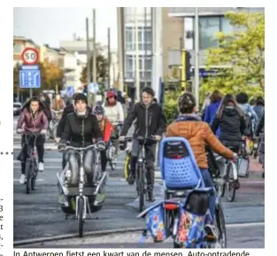  ?? FOTO JAN VAN DE PERRE ?? In Antwerpen fietst een kwart van de mensen. Autoontrad­ende ingrepen, maar ook betere en veiligere fietspaden, of betere doorstromi­ng kunnen nog meer mensen doen kiezen voor de tweewieler.