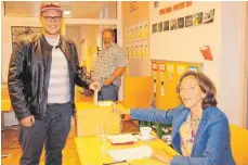  ?? FOTO: GISELA SPRENG ?? Erstwähler Lars Pieper (19, links) gibt im Wahllokal „Kindergart­en St. Franziskus“in Gosheim seine Stimme ab. Gemeinderä­tin und Wahlhelfer­in Melitta Bode (rechts) gibt die Wahlurne frei.