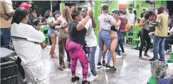  ?? JORGE MARTÍNEZ/LD ?? Una multitud acude cada lunes a beber y a bailar en Los Carrandale­s, en el batey Bienvenido del sector Manoguayab­o, en Santo Domingo Oeste.