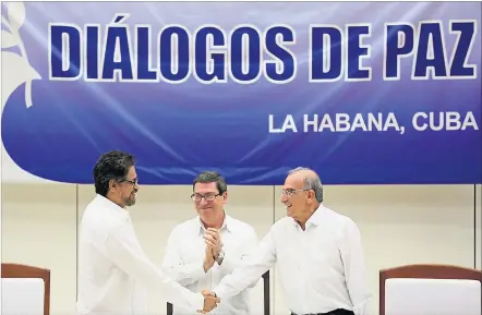  ?? [ Reuters ] ?? Historisch: Farc-Verhandler Ivan´ Marquez´ (l.) und Humberto de la Calle, der die Regierung vertritt, besiegeln den Frieden.