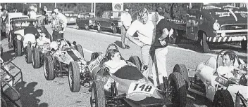  ??  ?? Auch Formel-V-Fahrzeuge und deren Fahrer (eine Aufnahme von 1970) werden in dem Buch gewürdigt.