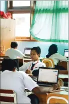  ?? EDI SUSILO/ JAWA POS ?? SERIUS: Siswa SMPN Terbuka 19 sedang mengerjaka­n soal USBN mapel PKn kemarin (18/4).