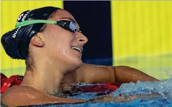  ??  ?? L’italiana Simona Quadarella, 19 anni, dopo aver vinto l’oro nei 1500 stile libero ai Campionati europei di nuoto di Glasgow