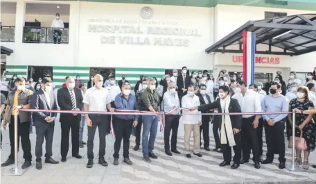  ??  ?? El presidente Mario Abdo Benítez (c) inauguró ayer a la mañana obras de mejoras en el Hospital Regional de Villa Hayes.