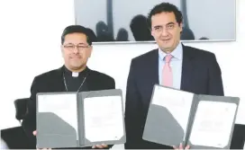  ??  ?? El secretario general de la Conferenci­a del Episcopado Mexicano, Alfonso Miranda Guardiola, y el encargado del despacho de la PGR, Alberto Elías Beltrán, firmaron el acuerdo.