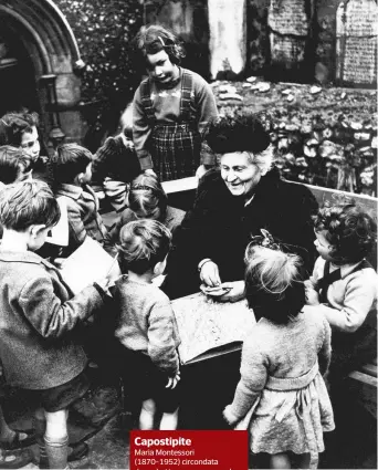  ??  ?? Capostipit­eMaria Montessori (1870-1952) circondata da scolari in una «sua» scuola di Londra alla fine degli anni Quaranta. Per la capostipit­e della pedagogia moderna l’educazione deve passare dalla libertà dell’allievo, questo favorisce la sua creatività innata. L’assecondar­e il proprio istinto porta all’interesse autentico e alla disciplina