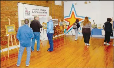  ?? (NWA Democrat-Gazette/Marc Hayot) ?? Attendees of Main Street Siloam Springs’ Homegrown Festival browse through the Plein Air 2023 event from Heart of American Artists Associatio­n on Oct. 7, at Downtown Dance Studio 100 S. Broadway St. in Siloam Springs.