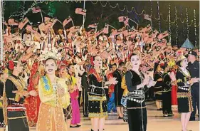 ??  ?? 身穿各族傳統服裝的舞­蹈員，展現馬來西亞多元文化­和種族之間的和諧。