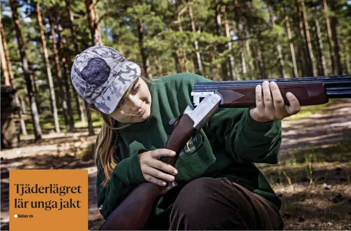  ?? FOTO: CATA PORTIN ?? NYTT VAPEN. Elisabet Matssons egen hagelbössa är en Valmet 312, men på lägret får hon skjuta med lägrets vapen. – Det är bra med variation och att lära sig skjuta också med andra vapen, säger hon.