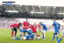  ??  ?? Sur une séquence du Leinster, le ballon semble parfaiteme­nt libéré et protégé au sol, avec un joueur placé en position de « gripping ». Maro Itoje semble donc logiquemen­t arriver trop tard pour contester le ballon. Mais c’est mal connaître l’Anglais… Plutôt que d’amorcer un contre-ruck, le deuxième ligne des Saracens choisit plutôt de tirer au sol le premier soutien, obligeant un autre de ses partenaire­s à venir se consommer.