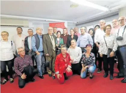  ??  ?? Militantes y cargos de Geroa Bai posaron ayer con Barkos en la nueva sede de Tudela.