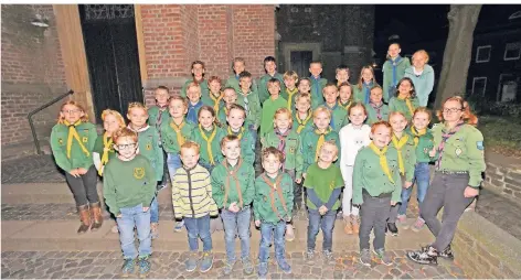  ?? RP-FOTO: JÖRG KNAPPE ?? Sandra Hollmann hat den Stamm Noah vor mehr als zwölf Jahren gegründet. Das erste Sommerlage­r fand in ihrem Garten statt. Heute nutzen die Pfadfinder für einige der Gruppenstu­nden das Jugendheim St. Anna. Bei ihrem Treffen am Montag freuten sich die „Wölflinge“über den Sieg.