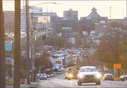  ?? Tyler Sizemore / Hearst Connecticu­t Media ?? Traffic moves along East Main Street as the sun sets over the skyline of Stamford in November 2017. When sunlight lingers longest, temperatur­es climb and humidity builds. They are the ingredient­s of smog, which a longtime South End resident and community activist said has increased with the traffic in her neighborho­od, site of a massive redevelopm­ent.