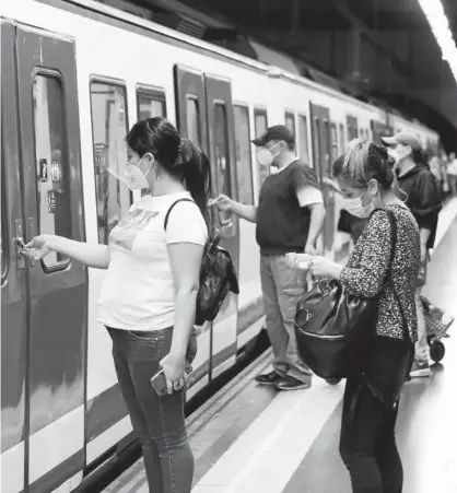  ?? Foto: E.P. ?? Varios pasajeros abren la puerta de un tren en una estación del metro de Madrid.