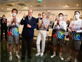  ??  ?? Entouré des pilotes Francesco Castellacc­i, Giancarlo Fisichella et Tony Mella, le couple princier est venu samedi dernier assister au coup d’envoi de la course virtuelle, depuis l’Automobile Club de Monaco. (Photo Eric Mathon / Palais princier)