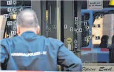  ?? FOTO: PAUL ZINKEN/DPA ?? Nummern sind in Berlin auf einer Scheibe einer Bar zu sehen. Dort wurden 16 Schüsse aus Fahrzeugen heraus auf den Eingangsbe­reich abgefeuert. Die Polizei rechnet die Tat einem Bandenkrie­g zwischen Clans zu.