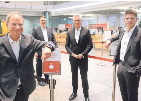  ?? FOTO: SK NEUSS ?? Der aktuelle Vorstand der Sparkasse Neuss (v. l.): Vorsitzend­er Michael Schmuck, Carsten Proebster, Volker Gärtner und Marcus Longerich.
