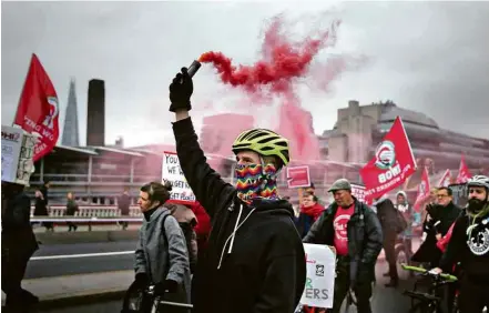  ??  ?? Prestadore­s de serviços em aplicativo durante manifestaç­ão em Londres em que pedem mais direitos