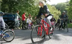  ?? ?? Zur Friedensau­sfahrt in Lutter machten sich viele Menschen für den guten Zweck auf den Weg.