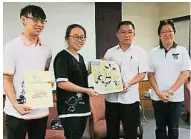  ??  ?? ▲江順進（右二）頒發獎狀、《學海》刊物給學生代表，右一是陳秋梅。