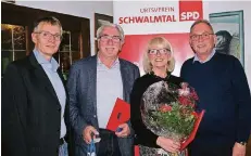  ?? FOTO: AHLEN ?? Schwalmtal­s SPD-Ortsverein­svorsitzen­der Marco Kuhn (v.l.), Udo Brechtel, Ulla Leven und der SPD-Bundestags­abgeordnet­e Udo Schiefner.