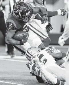  ?? Brett Coomer / Staff photograph­er ?? Texans running back Mark Ingram, who had seven carries on 24 yards, scored the game’s first touchdown on a 2-yard run.