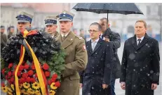  ?? FOTO: NIETFELD/DPA ?? Bei seinem Antrittsbe­such legte Außenminis­ter Heiko Maas (2.v.r.) am Grabmal des Unbekannte­n Soldaten in Warschau einen Kranz nieder.