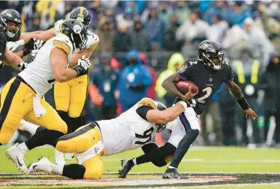  ?? EVAN VUCCI/AP ?? Steelers defensive end Cameron Heyward attempts to bring down Ravens quarterbac­k Tyler Huntley during last season’s regular-season finale Jan. 9 at M&T Bank Stadium. The Steelers won that game with a field goal in overtime.