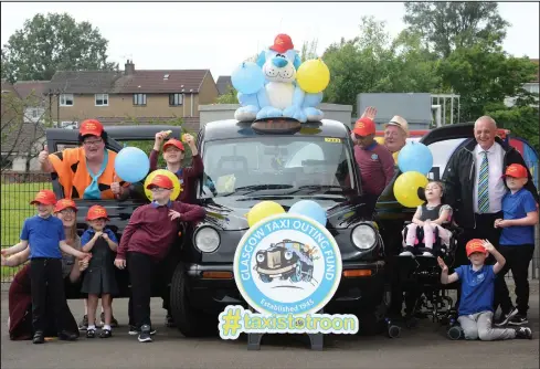  ??  ?? Taxi drivers and staff from Langlands Primary launch the day out with lo lots of balloons an fancy dress