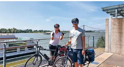  ??  ?? Brigitte Menzel und Christian Jarmulewsk­i hatten ihre Freude am Radfahren auf dem Hanseradwe­g.