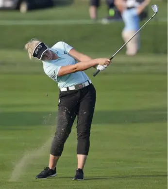  ?? SETH WENIG/THE ASSOCIATED PRESS ?? Canadian Brooke Henderson hits off the 10th fairway on the way to a round of 70 at the U.S. Women’s Open.