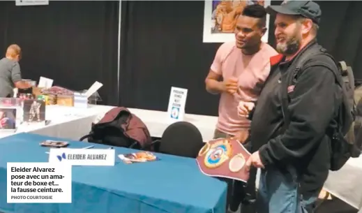  ?? PHOTO COURTOISIE ?? Eleider Alvarez pose avec un amateur de boxe et... la fausse ceinture.