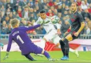  ?? REUTERS ?? Real Madrid's Casemiro (centre) struck in the 57th and 69th minutes to hand his team a 2-1 win over Sevilla on Saturday.