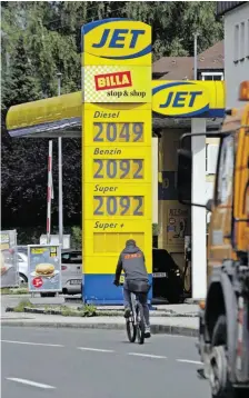  ?? BILD: SN/CHRISTIAN SPRENGER ?? In der Innsbrucke­r Bundesstra­ße in Salzburg kostete Benzin am Freitag fast 2,10 Euro.