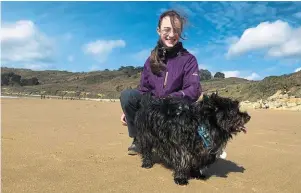  ?? PHOTO OUEST-FRANCE ?? Maellie, 12 ans, aime se promener sur la plage avec « Ines ».