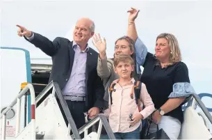  ?? RYAN REMIORZ THE CANADIAN PRESS ?? Conservati­ve Leader Erin O'Toole, his wife, Rebecca, and their children Mollie and Jack wave from their campaign plane as they arrive in Edmonton on Saturday.