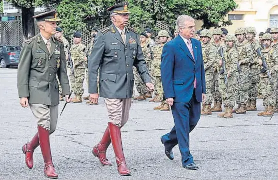  ?? (MINISTERIO DE DEFENSA) ?? Cordobeses. A la izquierda, Claudio Pasqualini, el flamante titular del Ejército, junto a Oscar Aguad, el ministro de Defensa de la Nación.