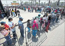  ?? Enrique pesantes/el comercio ?? •
En Mucho Lote (Guayaquil) hubo largas filas para la inmunizaci­ón.