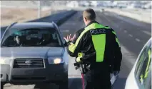  ?? TED RHODES/FILES ?? Const. Dan Kurz of the Calgary police pulls over a car to issue a speeding ticket.