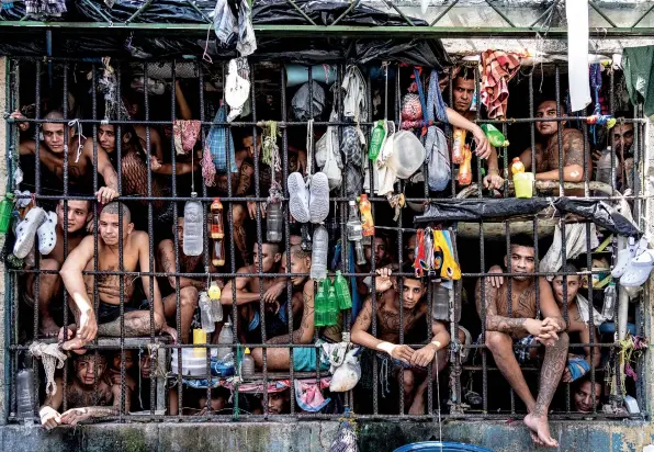  ??  ?? Inmates look out of an overcrowde­d cell in the Penal Center of Quezaltepe­que on 9 November 2018