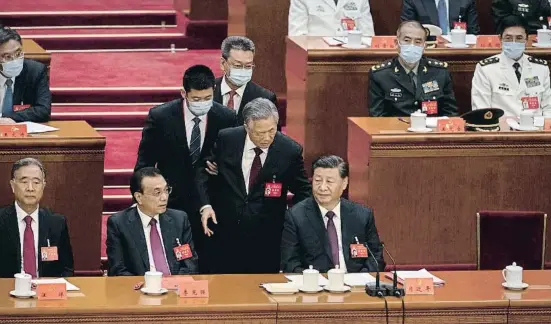  ?? Kevin Frayer / Getty ?? Xi Jinping observant com l’expresiden­t Hu Jintao és conduït fora de la sala durant la sessió de clausura del Congrés del PCX