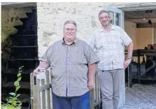  ??  ?? François Delatouche (à gauche) et Anthony Robert devant la roue à aube et la salle des maillets du moulin à papier.