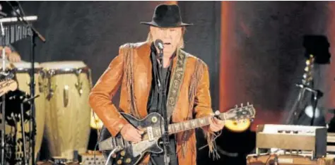  ?? ?? Neil Young, durante el concierto homenaje a Willie Nelson en 2015 // REUTERS
