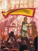  ??  ?? Carlos Vives subió al escenario con la bandera de Barranquil­la.