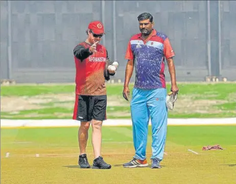  ?? DEEPAK GUPTA/HT ?? ■
Afghanista­n’s coach Lance Klusener (left) chats with pitch curator Surendra Yadav on the eve of team’s first ODI against West Indies in Lucknow on Tuesday.