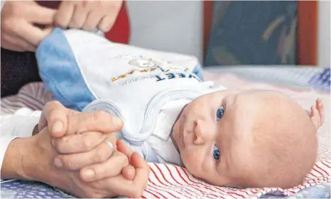  ?? FOTO: DPA ?? Für junge Eltern ergeben sich viele Fragen. Ist das Baby gesund? Schläft es genug? Wie sieht es mit der Beikost aus? Antworten auf diese und viele andere Fragen geben vier Hebammen im Kreis Sigmaringe­n in ihrer Sprechstun­de. Das Angebot weiten sie...