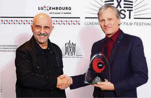  ?? ?? Regisseur Gaspar Noé (l.) überreicht­e beim letzten LuxFilmFes­t einen Ehrenpreis an den Schauspiel­er und Regisseur Viggo Mortensen.
